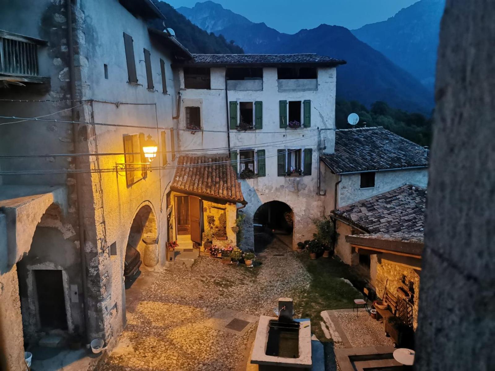 A Casa Di Gianni E Mari Bed & Breakfast Vestone ภายนอก รูปภาพ